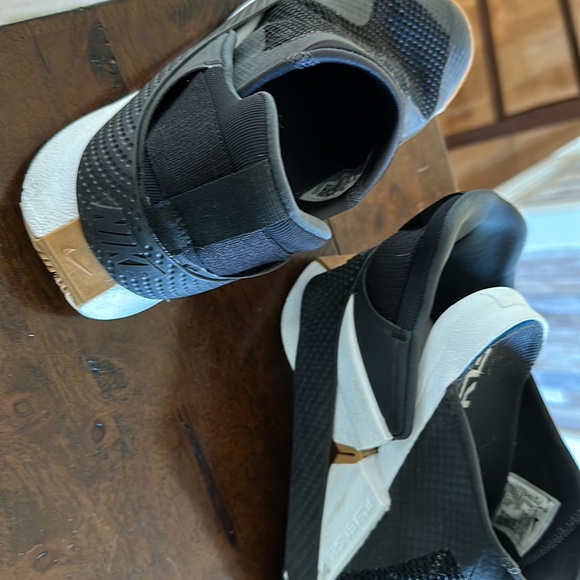 Like new Nike Flyease women’s8/men’s6 black, white & gum colored bottom - Picture 7 of 8